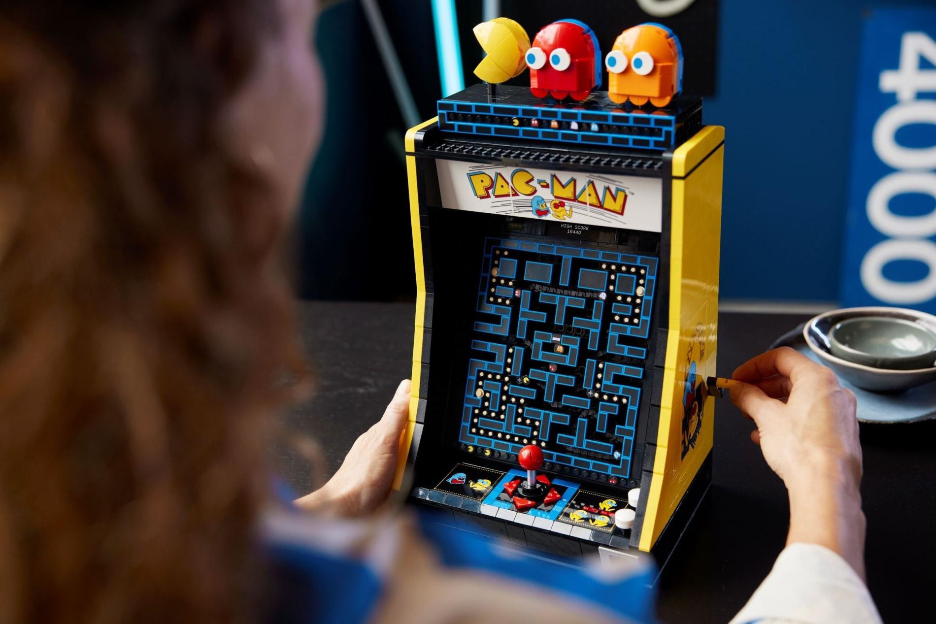 ����������� LEGO 10323 �������� ���� Pac-Man