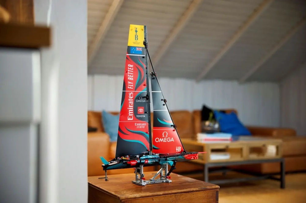 ����������� LEGO  42174 ���� Emirates Team New Zealand AC7