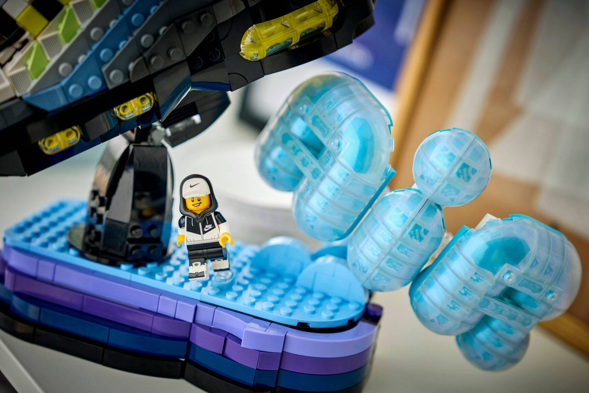 ����������� LEGO Editions 43025 Nike Air Max 95, 1213 �������